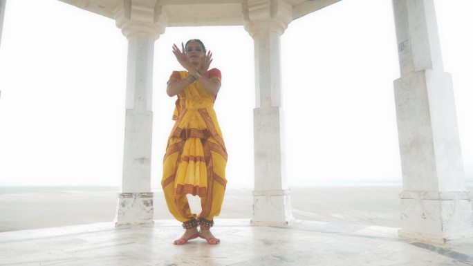 印度古典舞者跳舞演出民俗