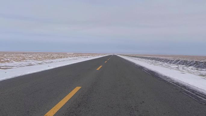 雪后无垠荒漠公路行车记录
