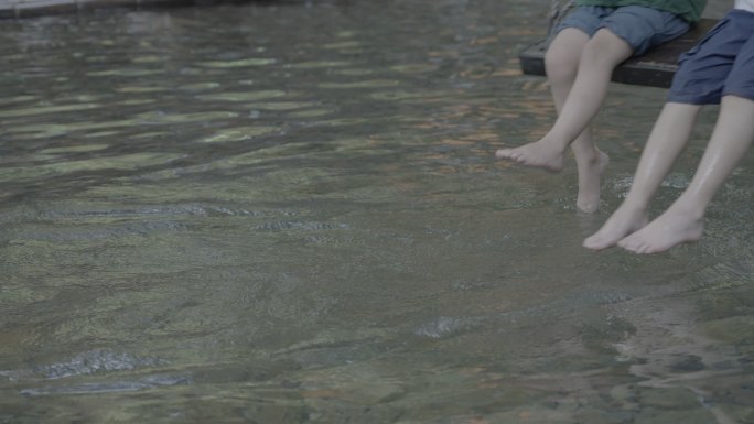 平水溪上升格慢动作孩子玩水荡秋千