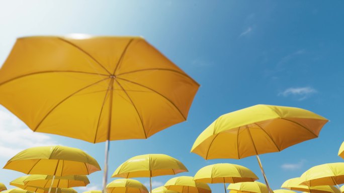 蓝色天空背景下的黄色沙滩伞