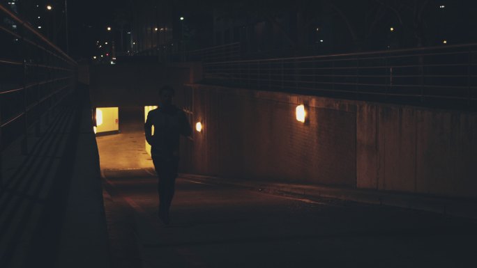 户外跑步的男子夜跑运动健康生活公园锻炼