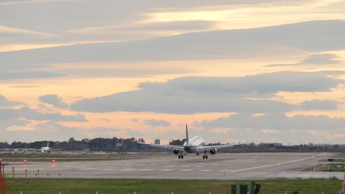 商用飞机在巴塞罗那机场降落