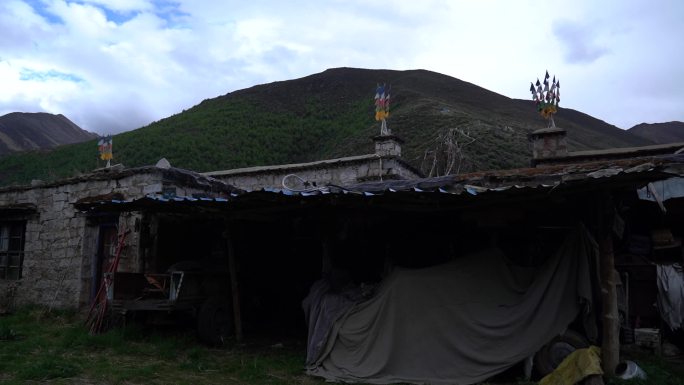 废弃藏式乡村民居房子院子