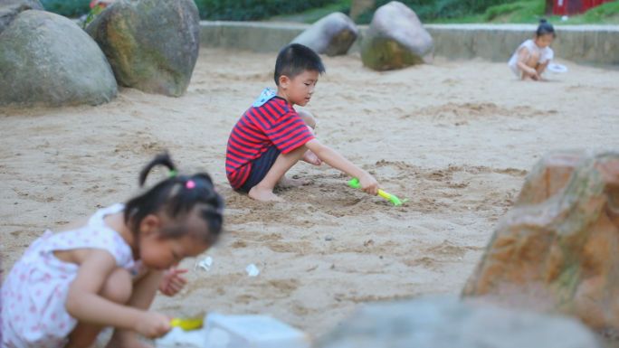小孩玩耍 公园 嬉戏 玩沙子