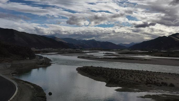 航拍西藏山谷间蓝天白云河流