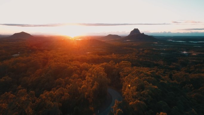 日出时的山脉暮色傍晚黄昏景象夜幕降临夕阳