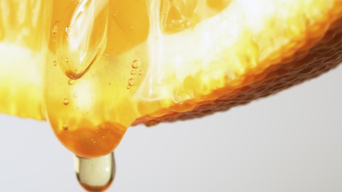 蜂蜜从橘子片上滴落