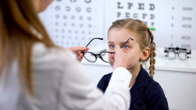 戴上眼镜的小女孩外国小孩近视眼矫正视力下