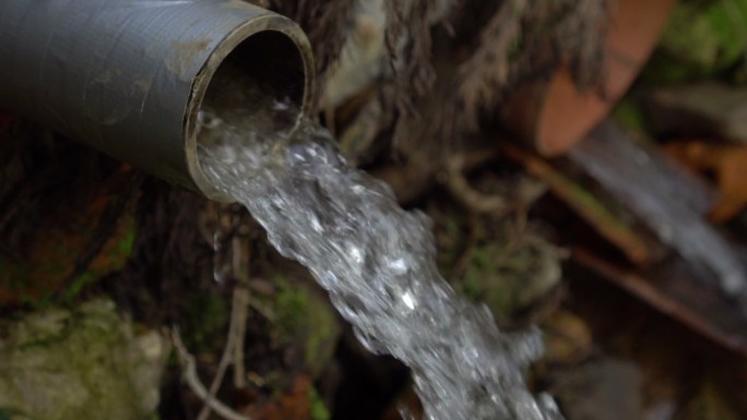 封闭式排水系统雨水从塑料管中流出