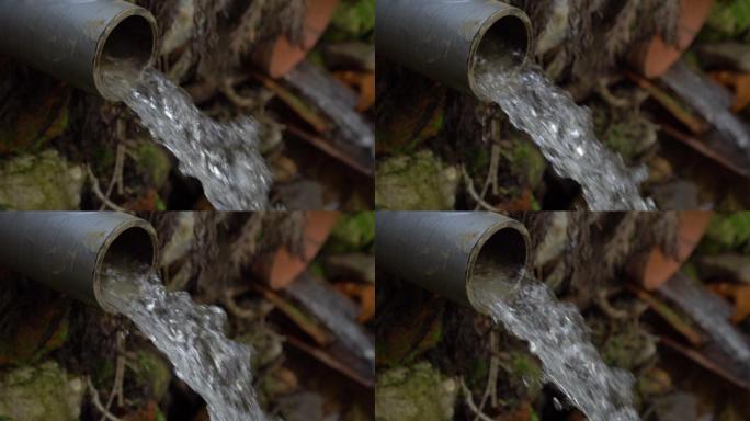 封闭式排水系统雨水从塑料管中流出