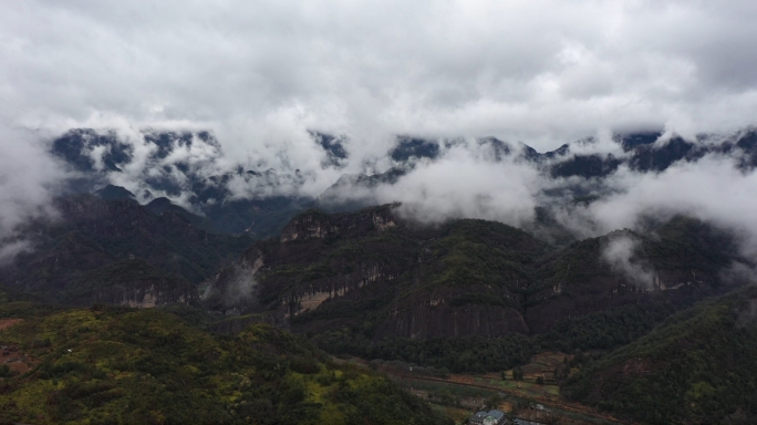 云雾间山脉航拍