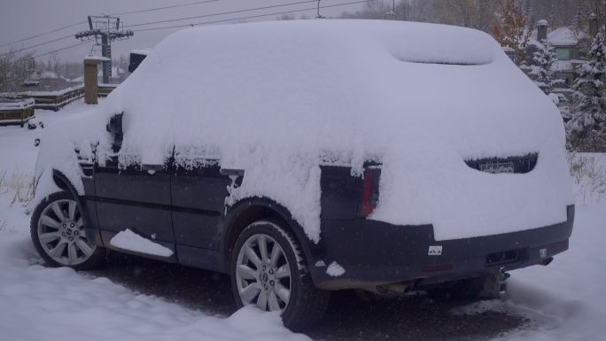 在暴风雪中被埋了一辆大型suv汽车