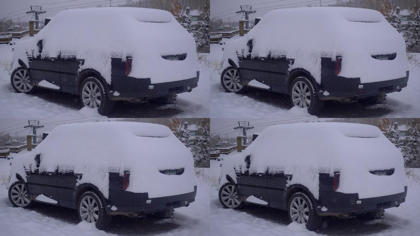 在暴风雪中被埋了一辆大型suv汽车