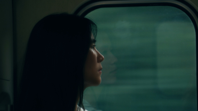 高铁车窗边看风景的女孩侧脸4k视频素材