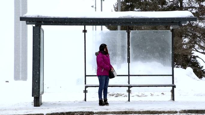 一个女孩站在公共汽车站