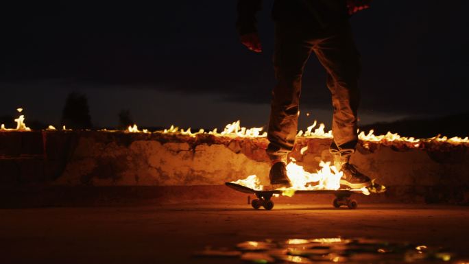 燃烧的滑板平衡车玩火着火