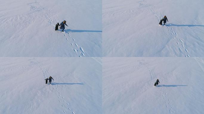 妈妈和儿子在雪地里玩耍。