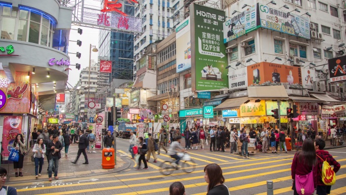 香港市中心道路上的人们