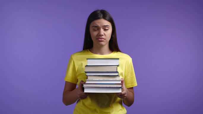 女人对家庭作业和书籍的数量感到不满
