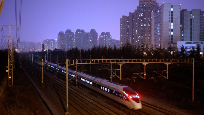 夜间高铁动车火车快速行驶 火车穿过城市