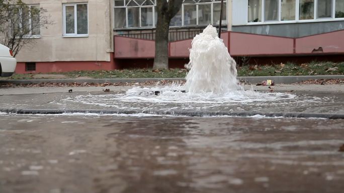 水管突破。