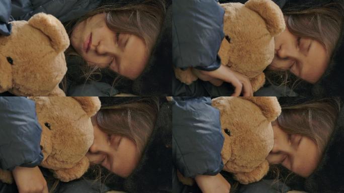 抱着泰迪熊睡觉的小女孩