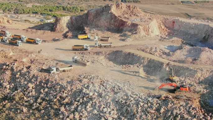 挖掘机在采石场工作