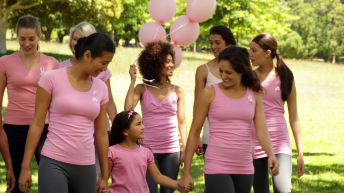 为提高乳腺癌意识而散步的女性
