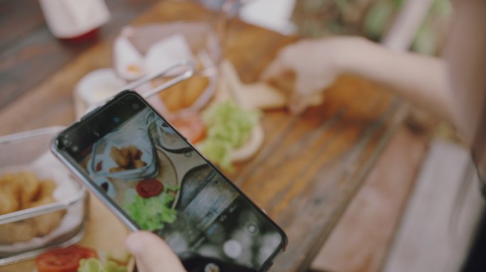 给美食拍照的女人食物用餐饮食