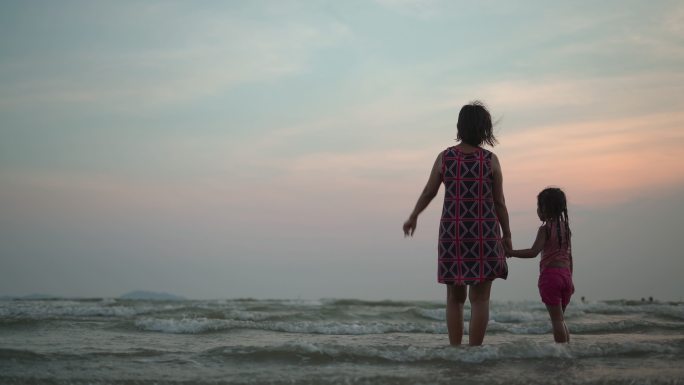 孙女看着祖母把手伸向大海