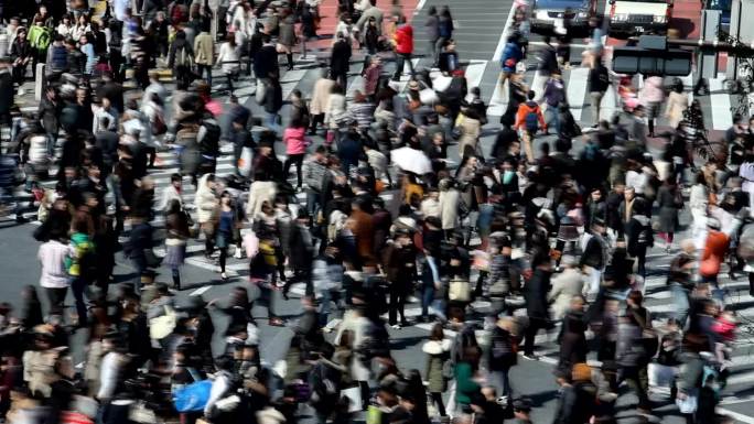 过马路的行人人行道路人人流街道街头街景