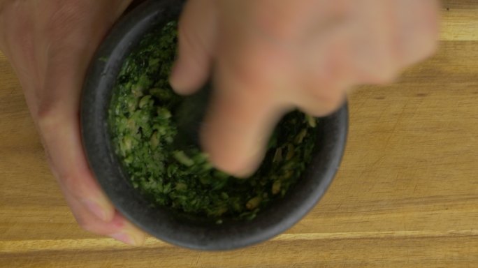 制作绿色香蒜酱制作调料品教程蒜酱