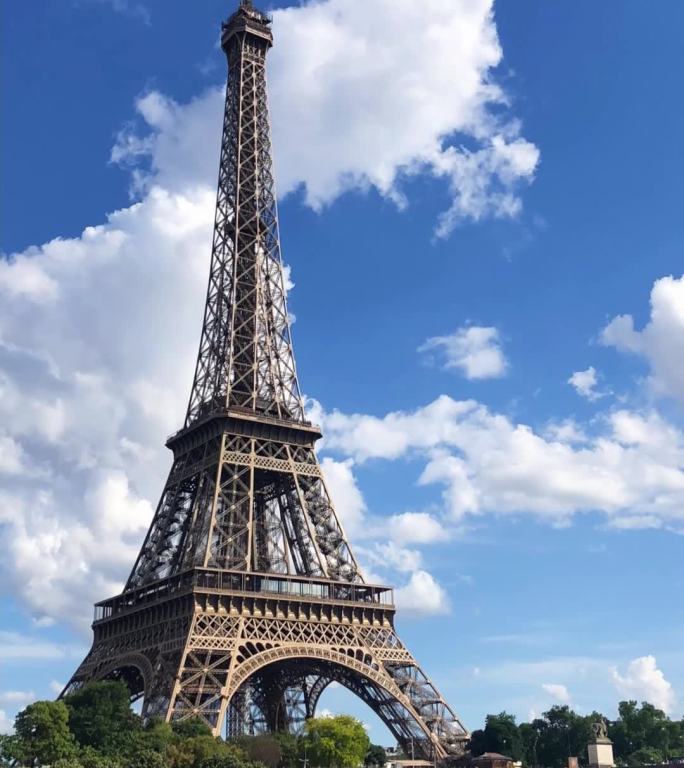 塞纳河边看巴黎埃菲尔铁塔
