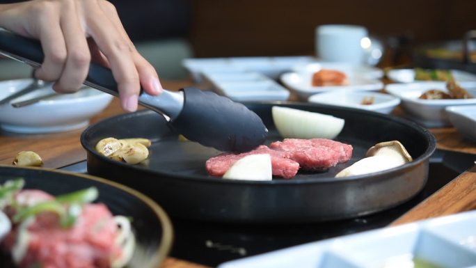 韩式热锅烤肉料理特写饭店餐馆