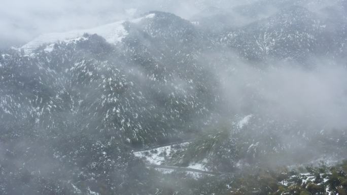 深山中的雨雪天航拍0530