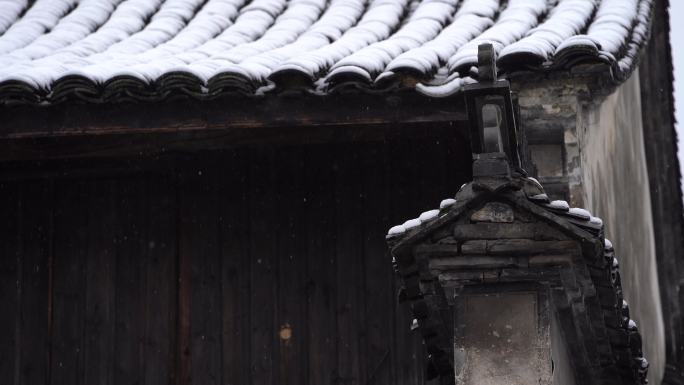 江南冬天古建筑老房子马头墙白墙黑瓦白雪