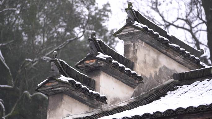 江南冬天下雪老房子古建筑屋顶马头墙黑瓦雪