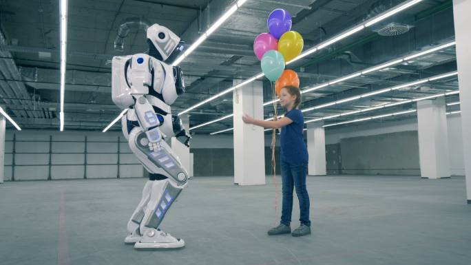机器人给女孩气球视频素材