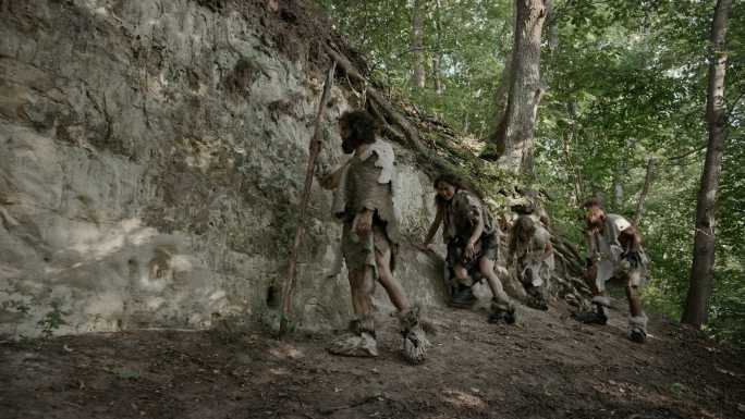 外出打猎的原始人国外部落丛林野人实拍视频