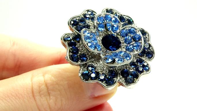 镶有蓝色蓝宝石水晶的戒指