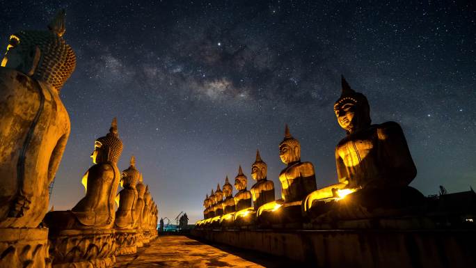 银河在泰国佛陀公园佛像上方移动的时间推移
