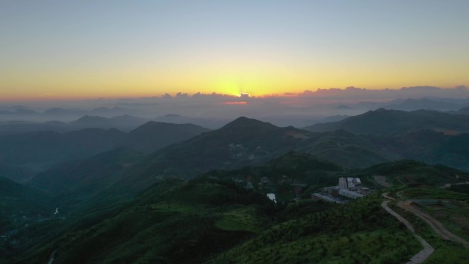 高山上女子迎日出