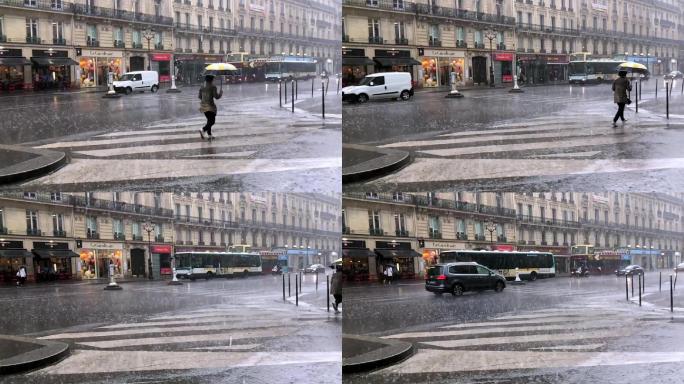 法国巴黎街头躲雨的行人
