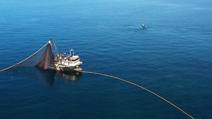 一艘渔船正在收网。
