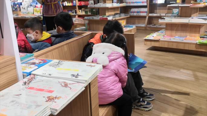 小朋友在图书馆看书