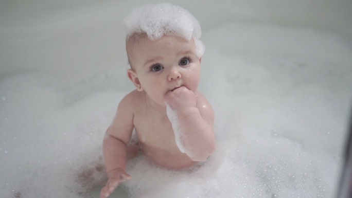 可爱的婴儿广告白色泡泡小孩吃手手