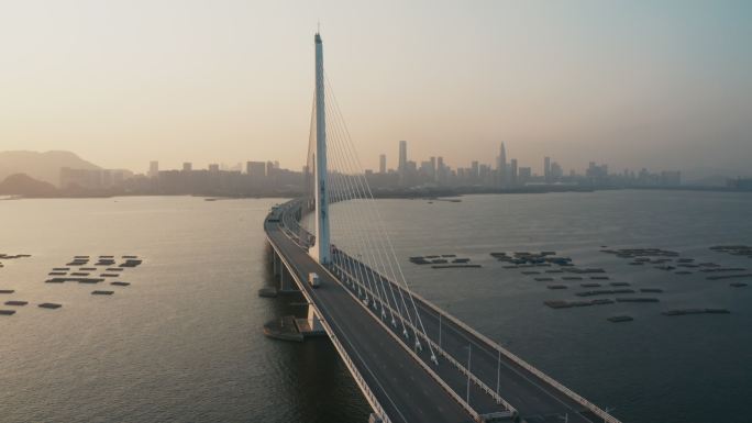 深圳湾大桥景观网红桥现代化桥梁流云翻滚车
