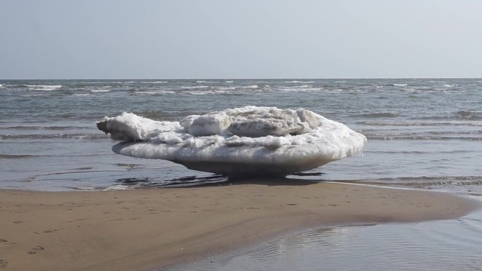 一块被海浪侵蚀的海冰