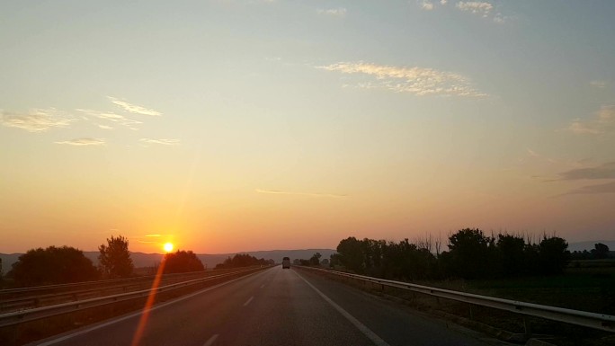 日落中的公路之旅高速夕阳逐日落日