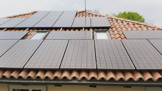 安装在家庭屋顶上的太阳能电池板